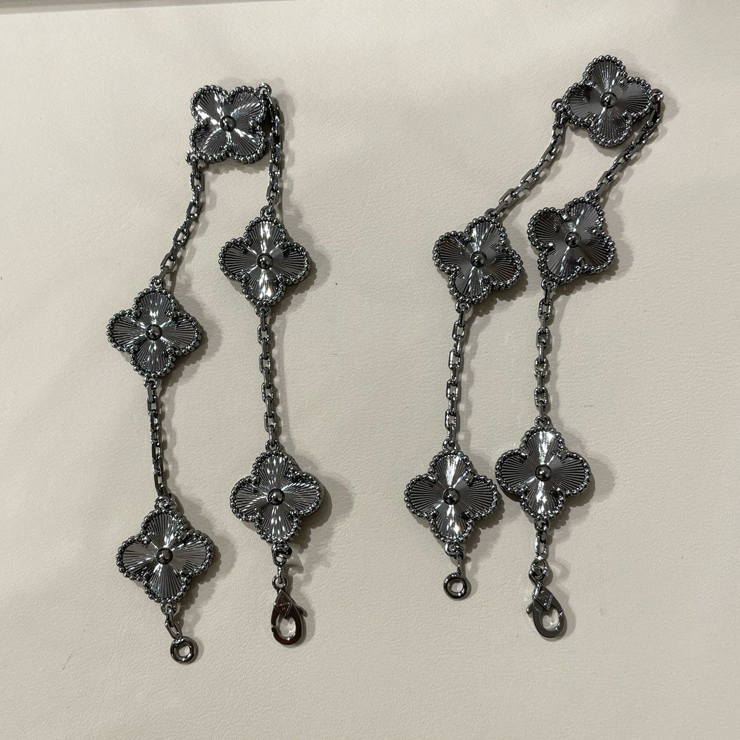 ®ジュエリコーン®クローバー 5モチーフ ブラックブレスレット