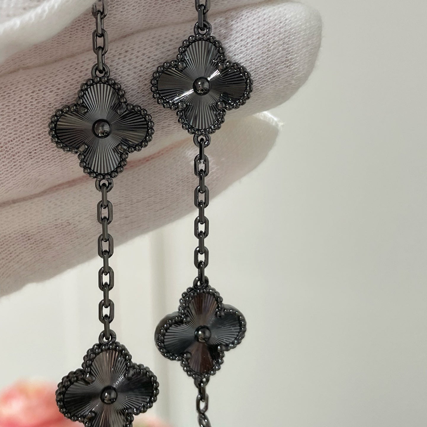 ¡®Jewelicorn¡¯CLOVER 5 MOTIF BLACK BRACELET