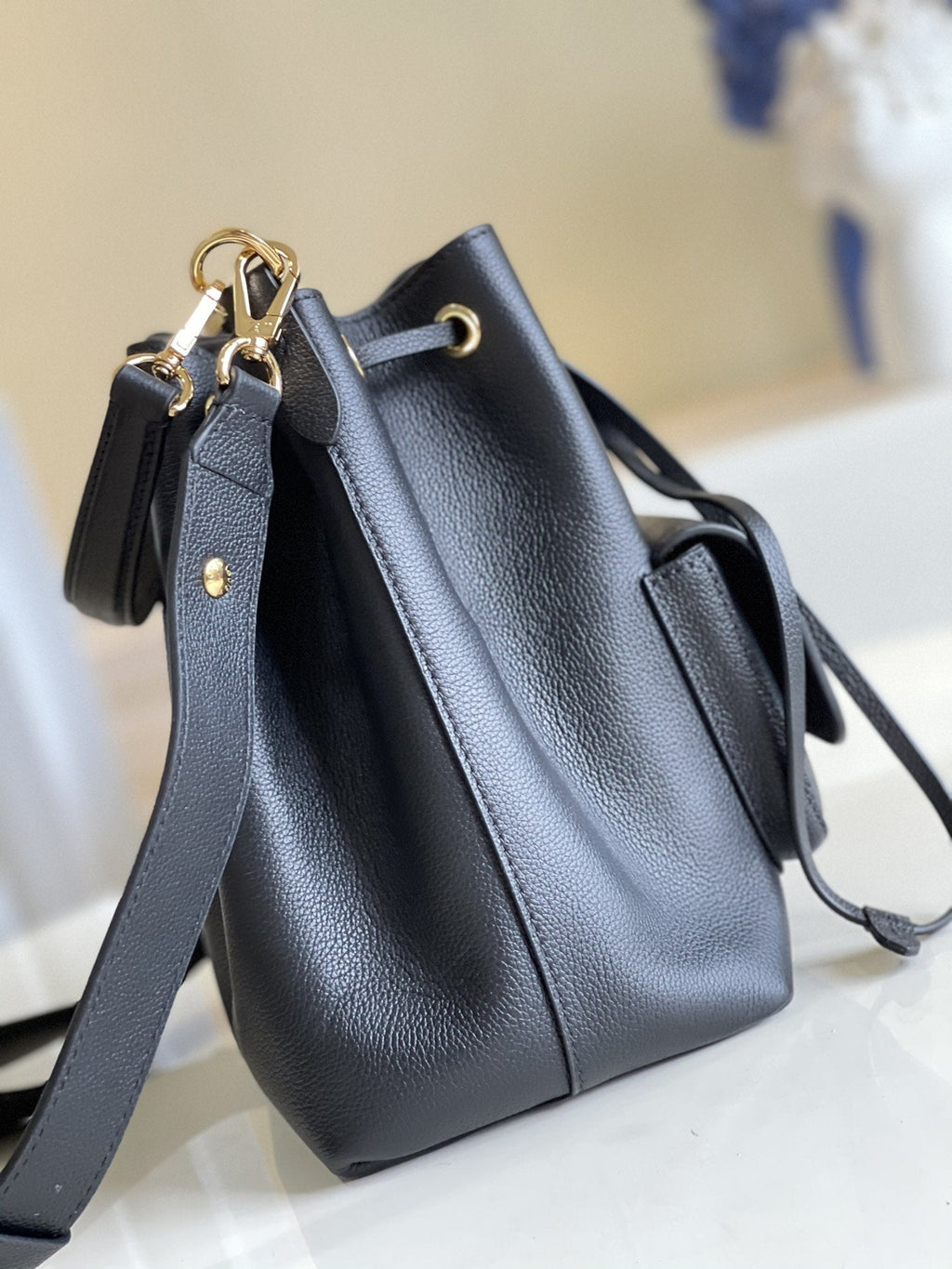 LV LOCKME BUCKET 23 SCHWARZES NARBENES KALBSLEDER 