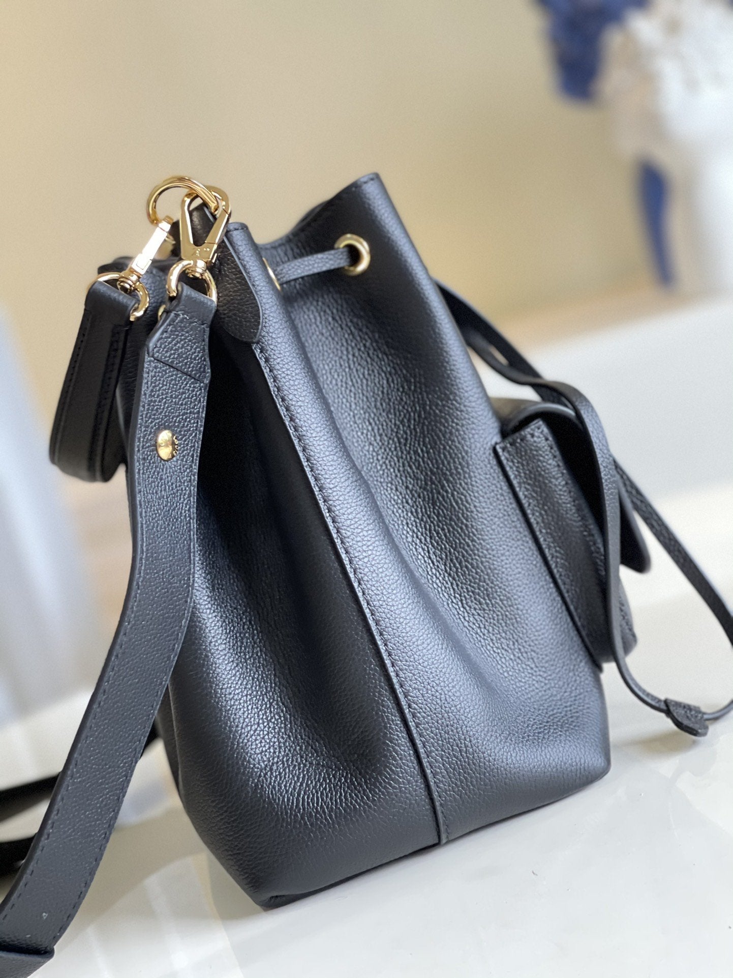 LV LOCKME BUCKET 23 SCHWARZES NARBENES KALBSLEDER 