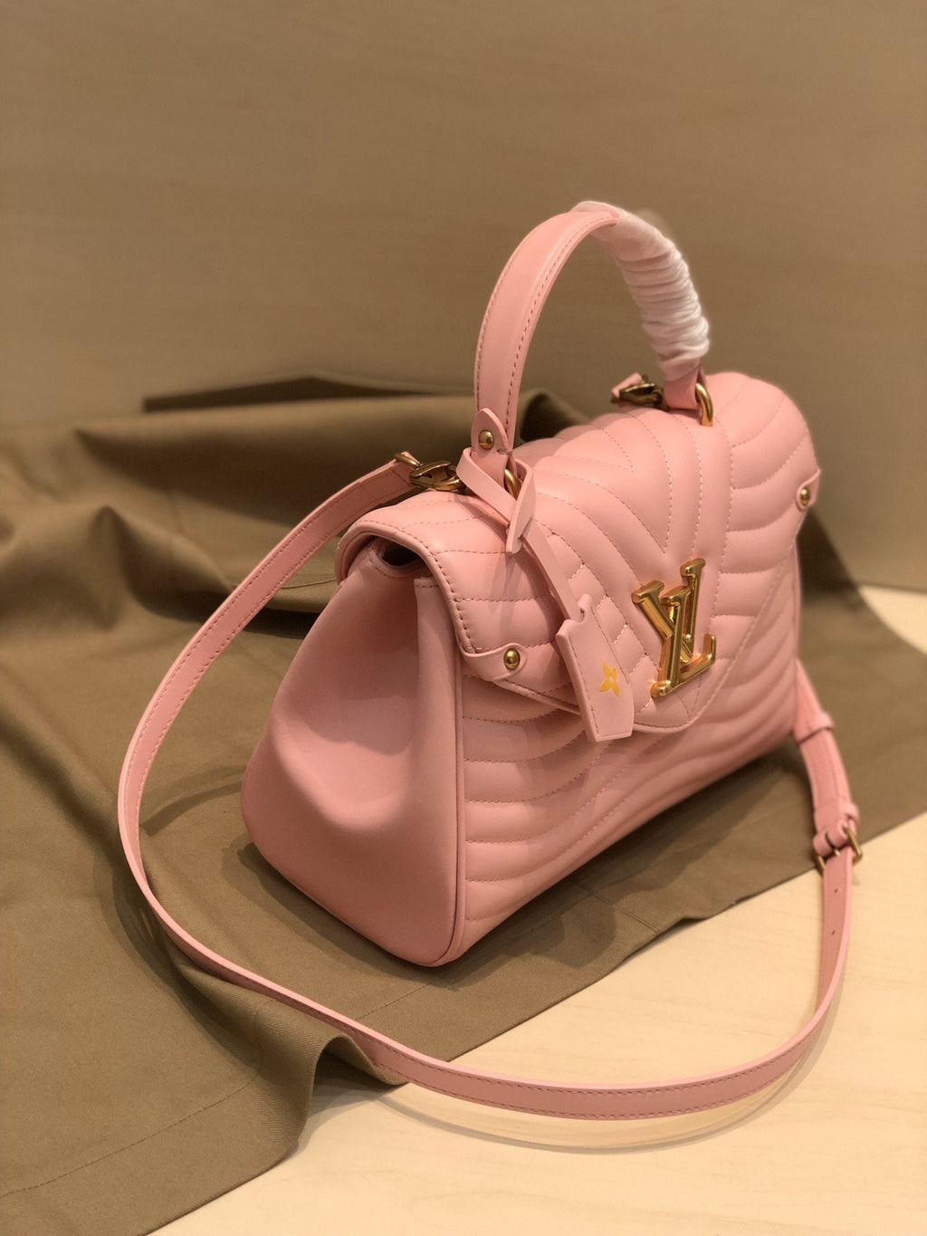LV NEW WAVE Henkeltasche 26 cm, rosa Kalbsleder