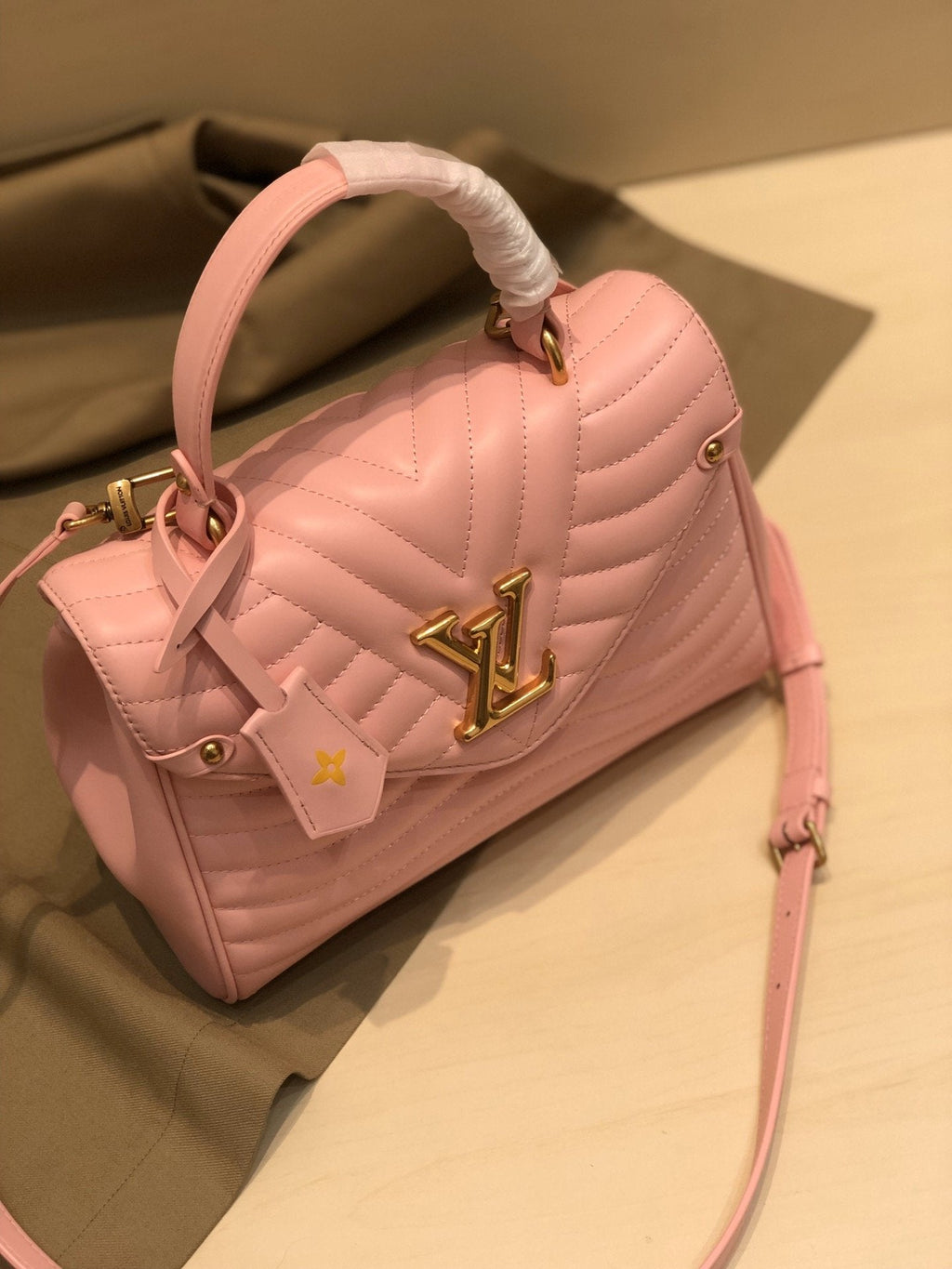 LV NEW WAVE Henkeltasche 26 cm, rosa Kalbsleder