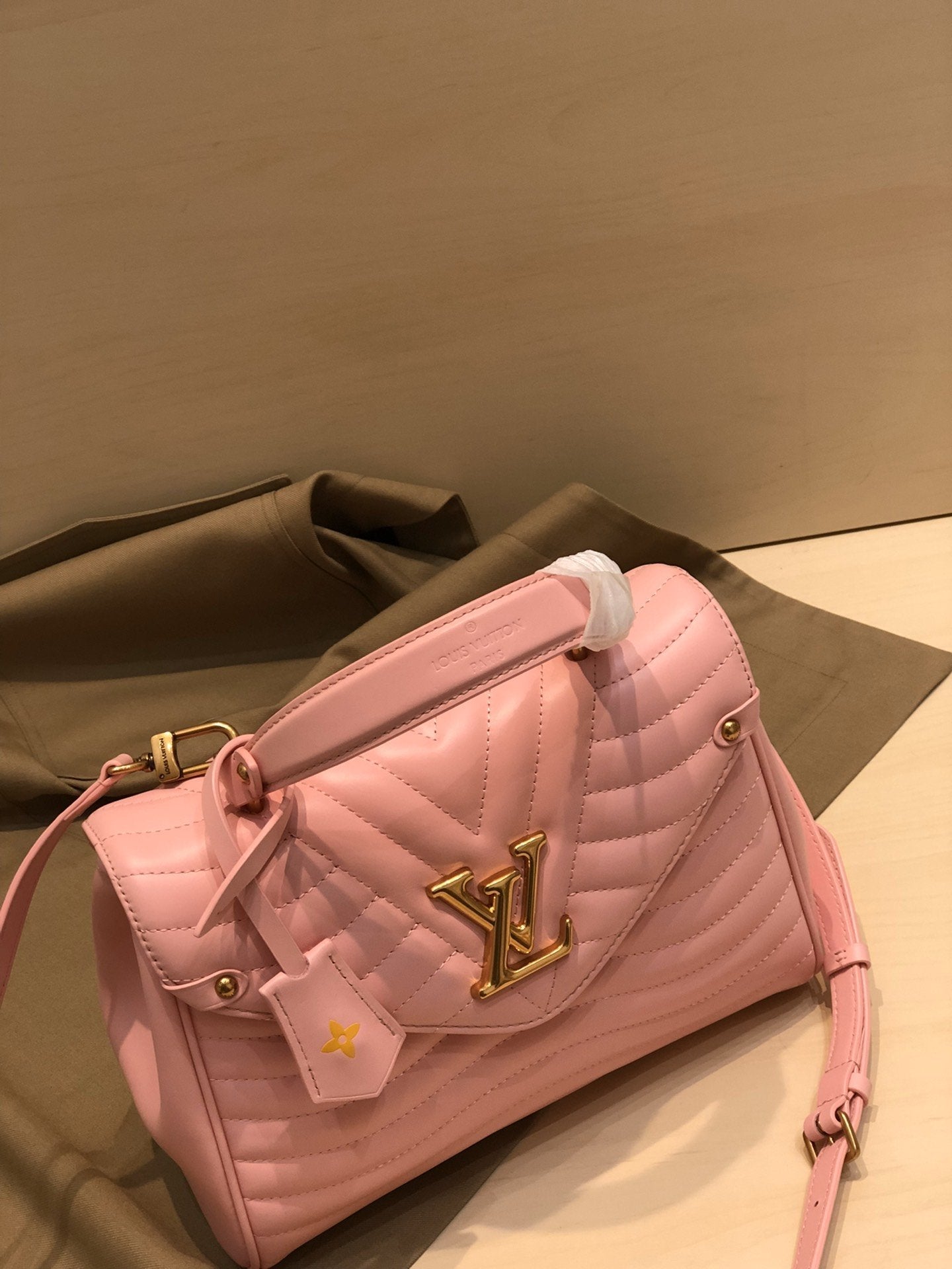 LV NEW WAVE Henkeltasche 26 cm, rosa Kalbsleder