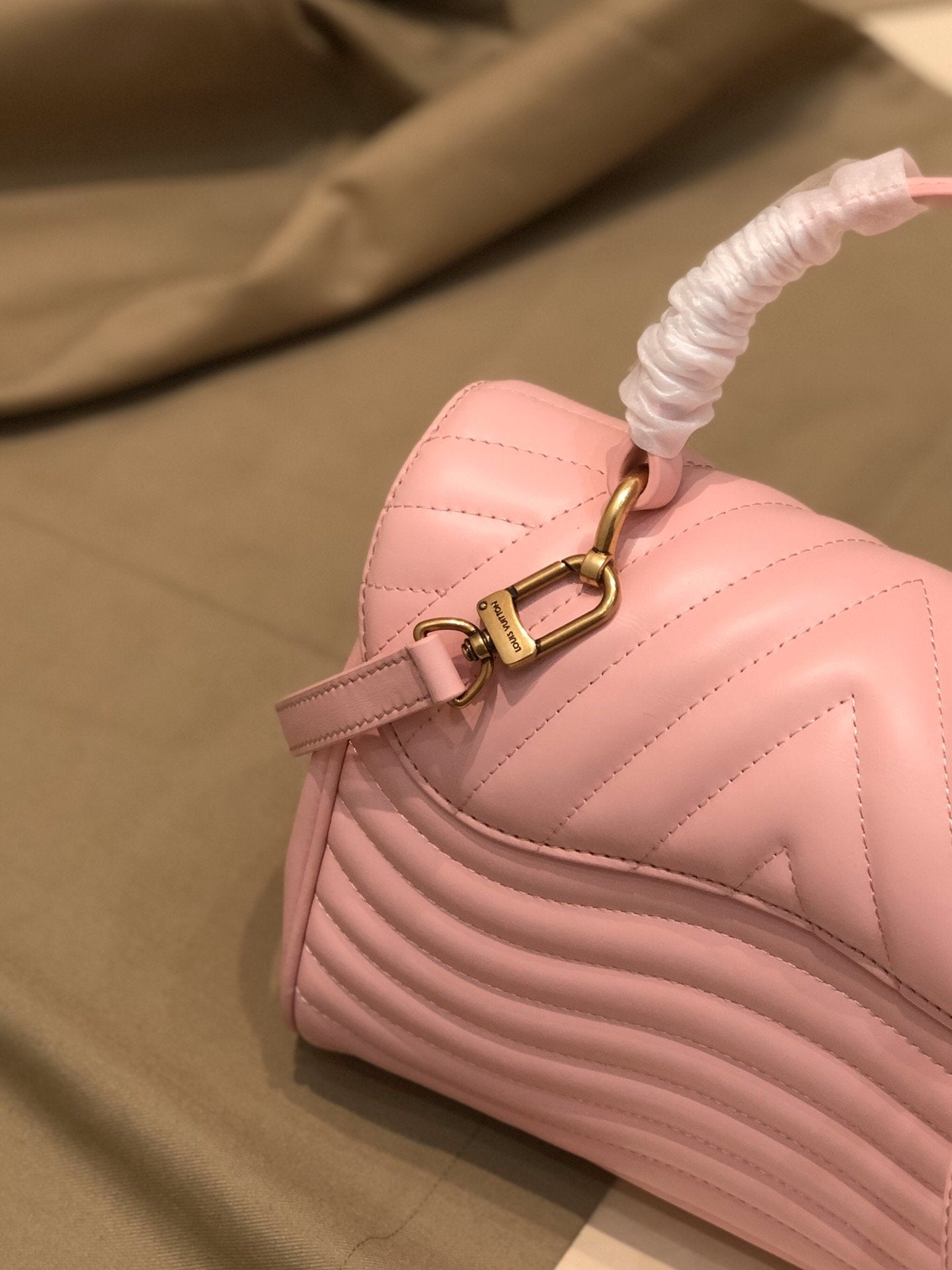 LV NEW WAVE Henkeltasche 26 cm, rosa Kalbsleder