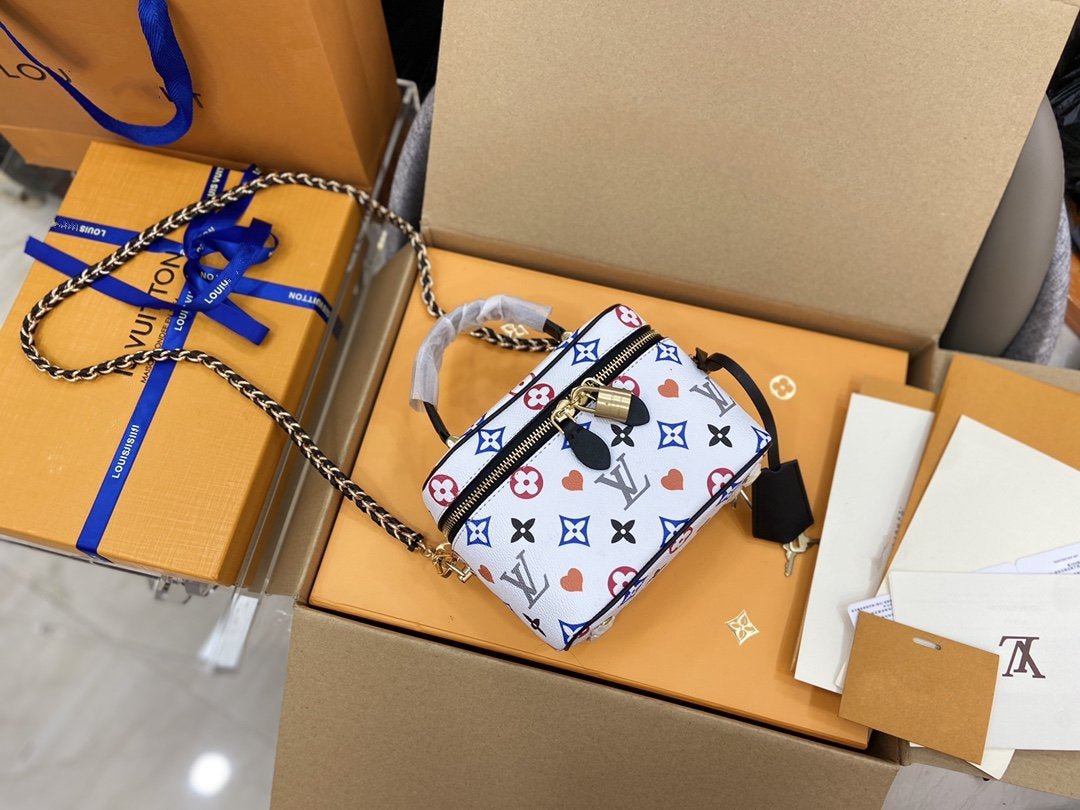 VANITY PM GAME AUF 19 CM WEISSER MONOGRAMM-LEINWAND