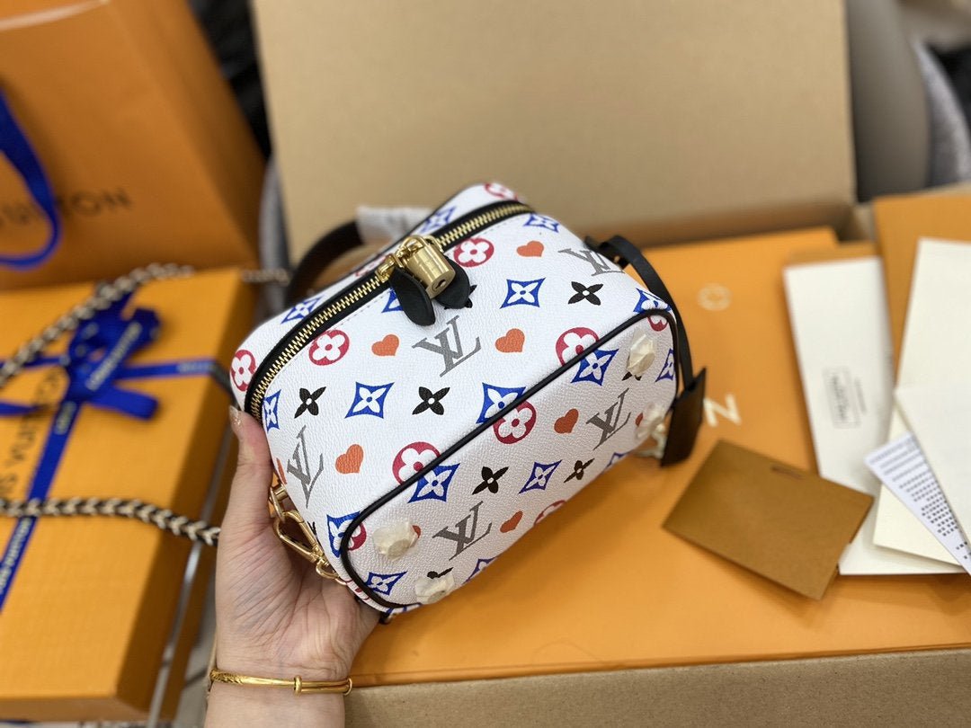 VANITY PM GAME AUF 19 CM WEISSER MONOGRAMM-LEINWAND