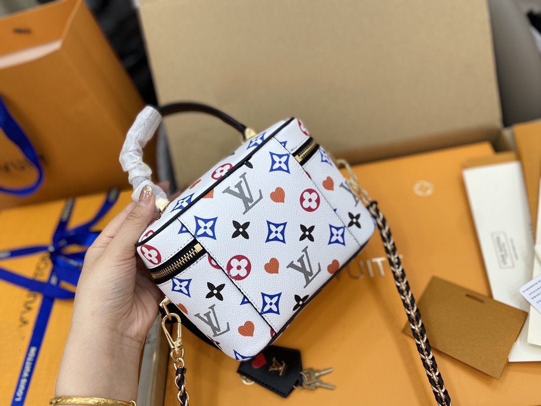 VANITY PM GAME AUF 19 CM WEISSER MONOGRAMM-LEINWAND