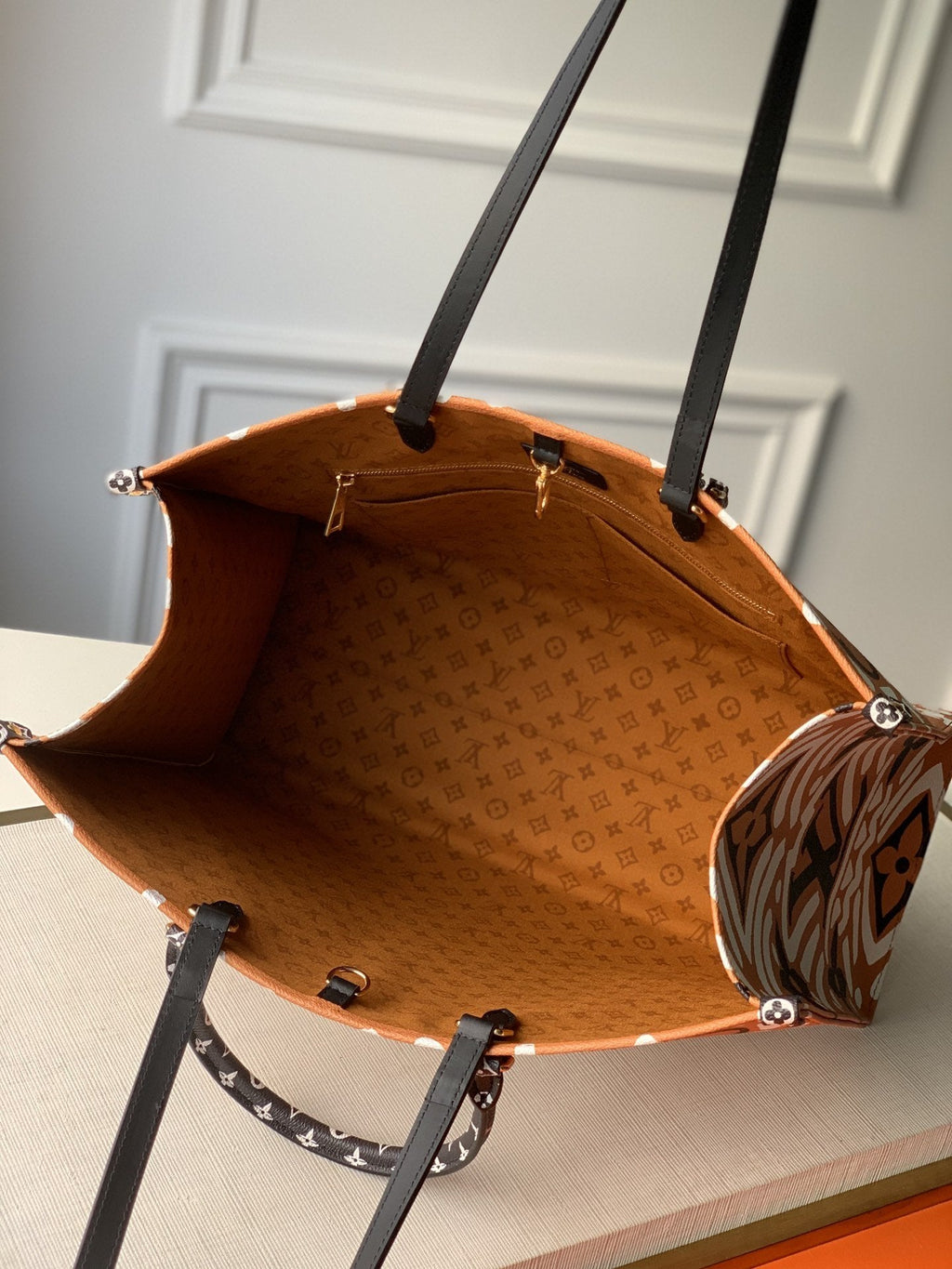 CRAFTY ONTHEGO GM 41 KARAMELL- UND SAHNE-MONOGRAMM RIESEN-LEINWAND 