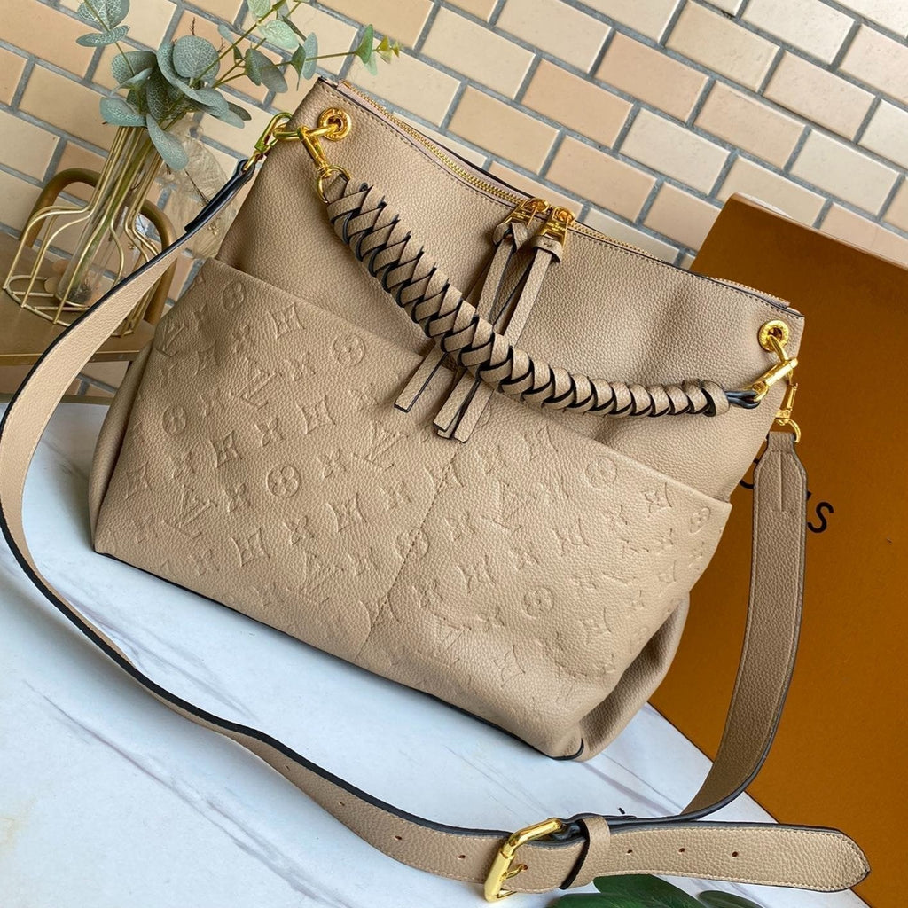 MAIDA HOBO 33CM BEIGE MONOGRAMM GEPRÄGT GENARBIGES RINDLEDER 