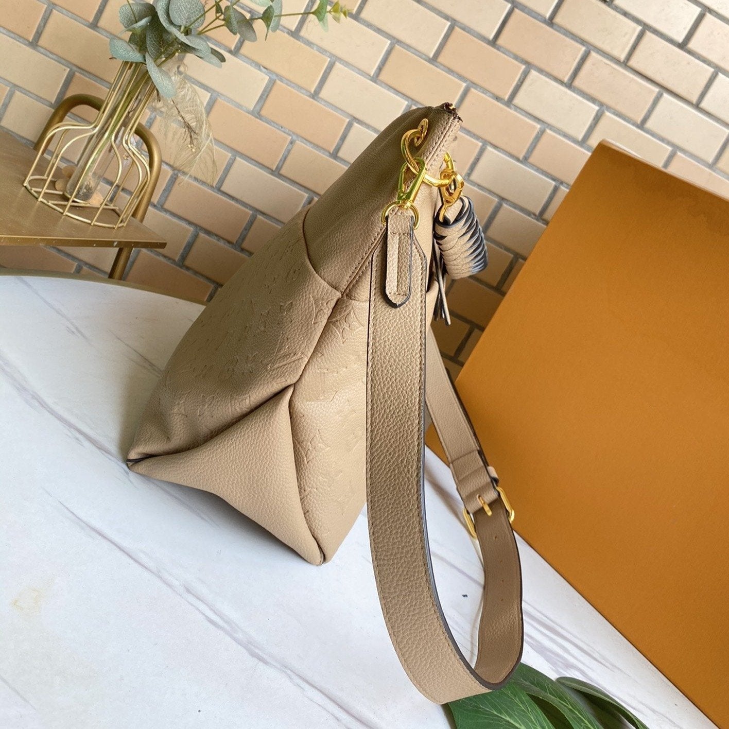 MAIDA HOBO 33CM BEIGE MONOGRAMM GEPRÄGT GENARBIGES RINDLEDER 