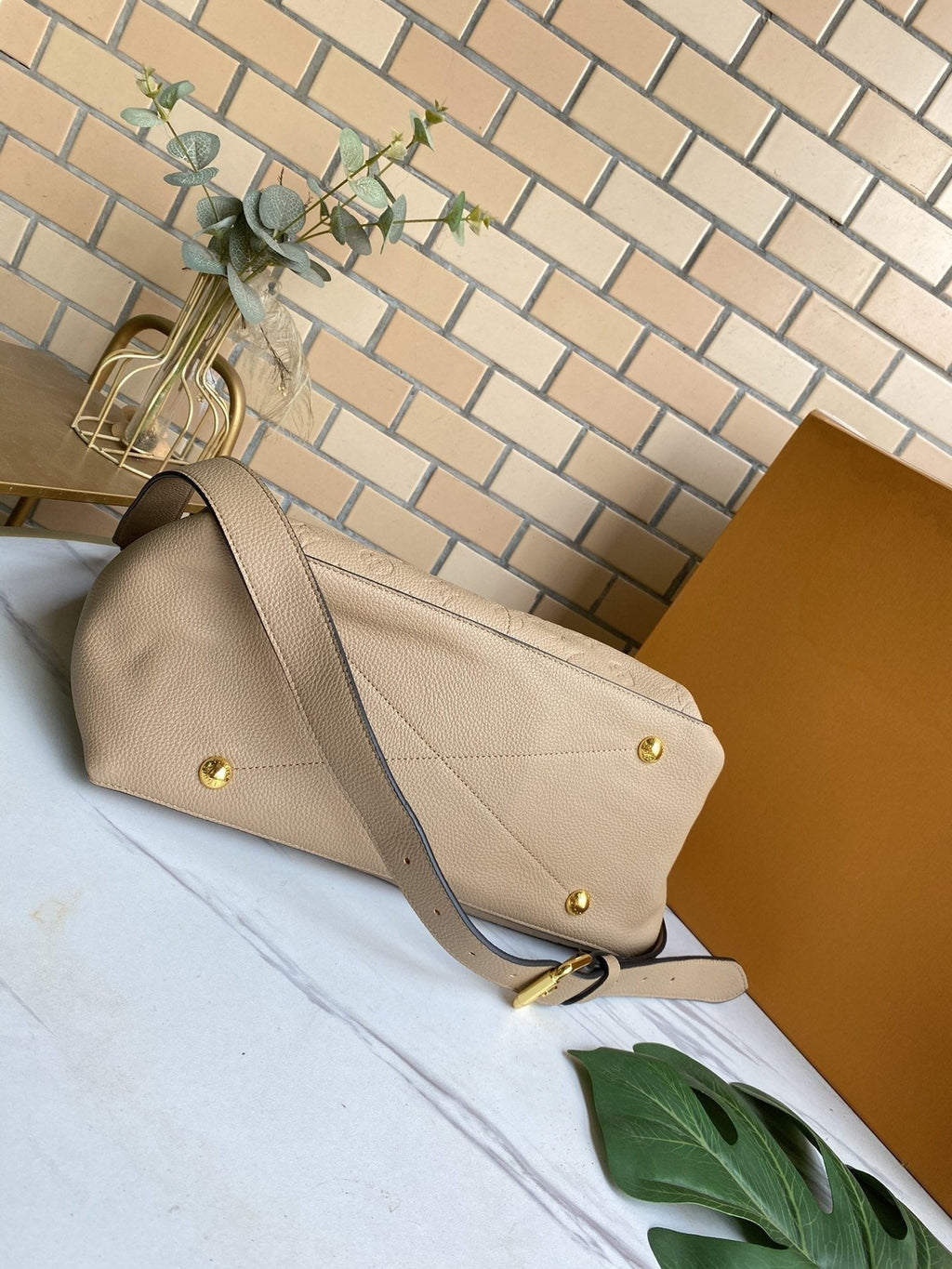 MAIDA HOBO 33CM BEIGE MONOGRAMM GEPRÄGT GENARBIGES RINDLEDER 