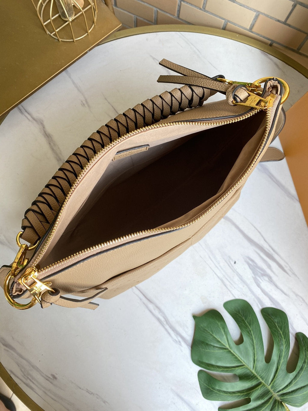 MAIDA HOBO 33CM BEIGE MONOGRAMM GEPRÄGT GENARBIGES RINDLEDER 