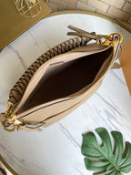 MAIDA HOBO 33CM BEIGE MONOGRAMM GEPRÄGT GENARBIGES RINDLEDER 