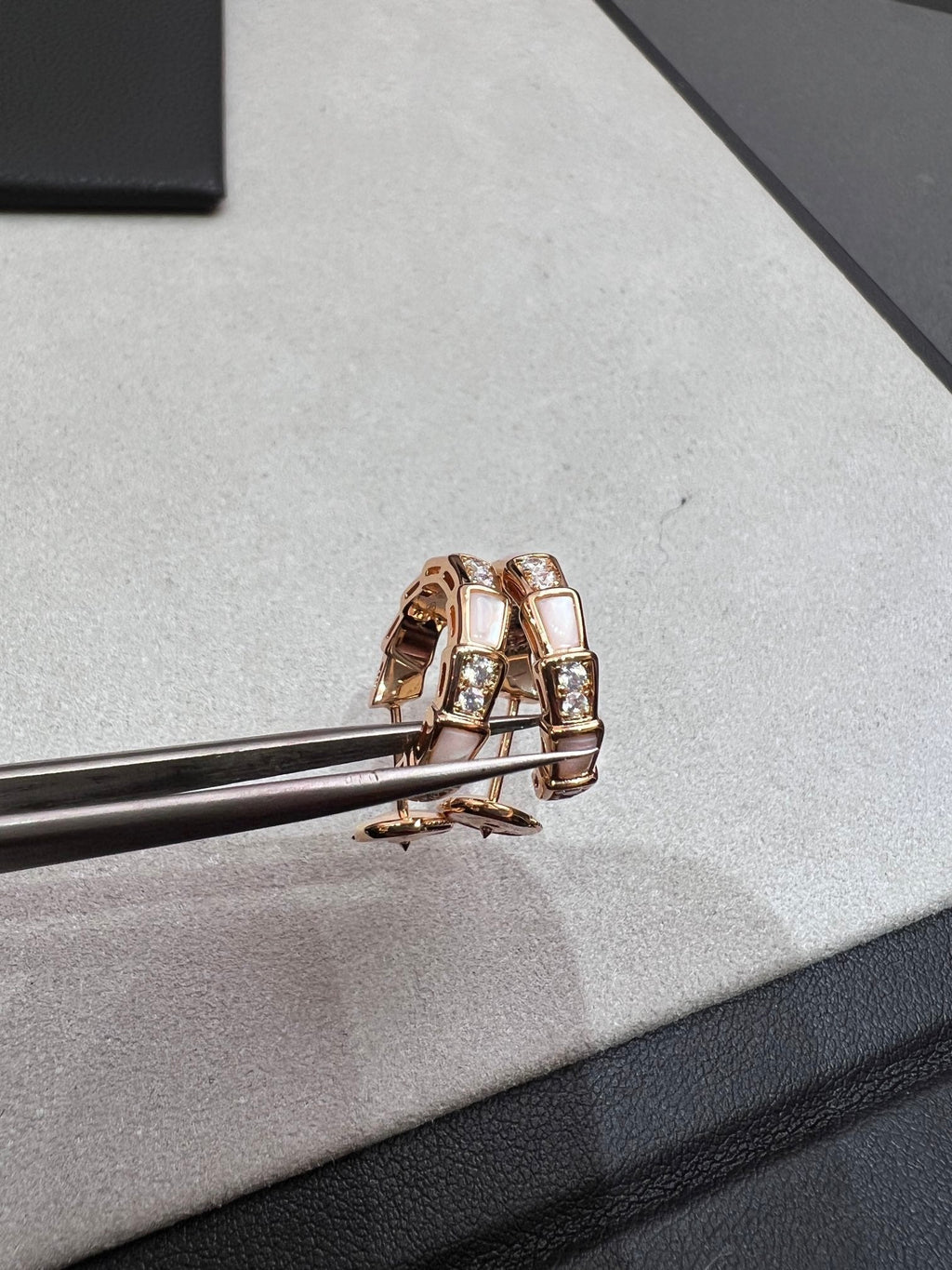 ¡®Jewelicorn¡¯SERPENTI MOP PINK GOLD EARRINGS