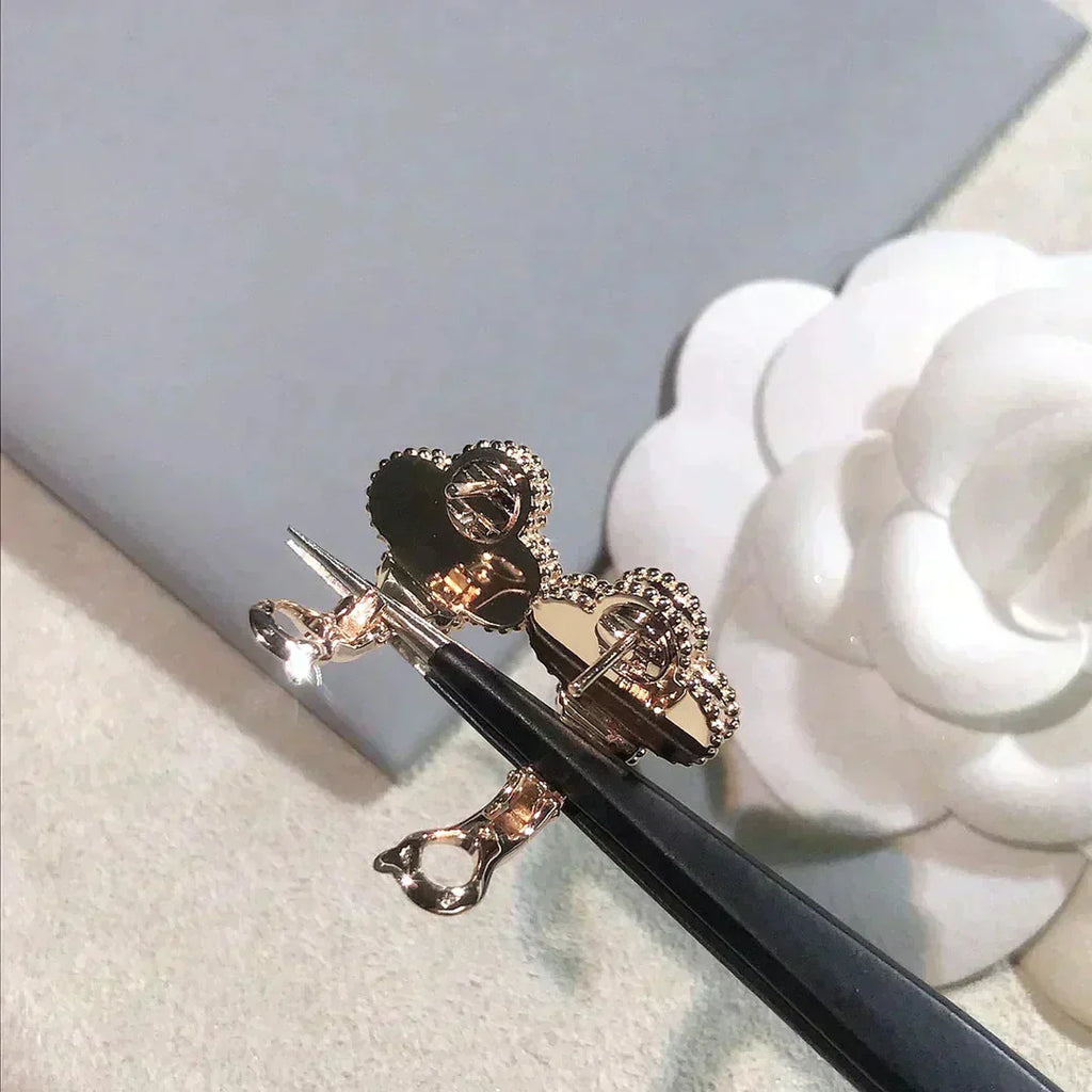 Jewelicorn – Ohrringe mit Kleeblatt-Motiven, mittelgroß, rosa Perlmutt-Diamanten