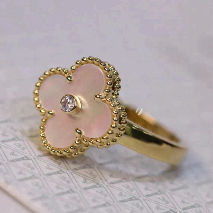 Jewelicorn Kleeblatt-Ring mit rosa Perlmutt-Effekt, Gold und Diamant
