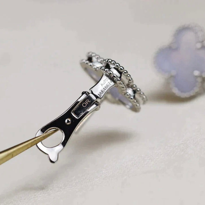 Jewelicorn Ohrringe mit Kleeblatt-Motiv, mittelgroß, weiß, silber