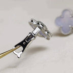 Jewelicorn Ohrringe mit Kleeblatt-Motiv, mittelgroß, weiß, silber