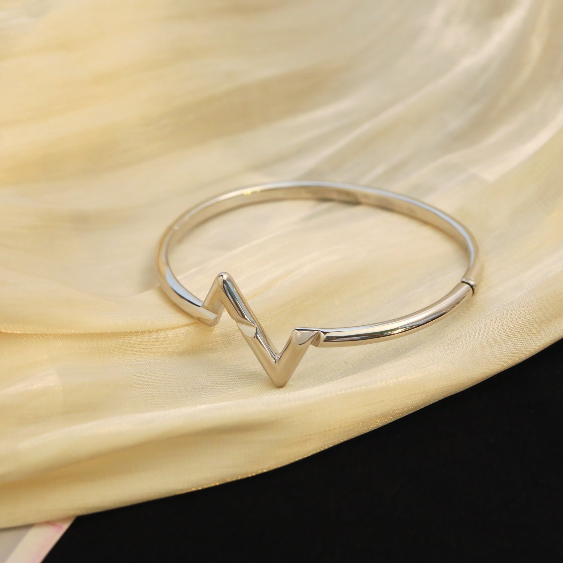 Jewelicorn VOLTE UPSITE DOWN ARMBAND