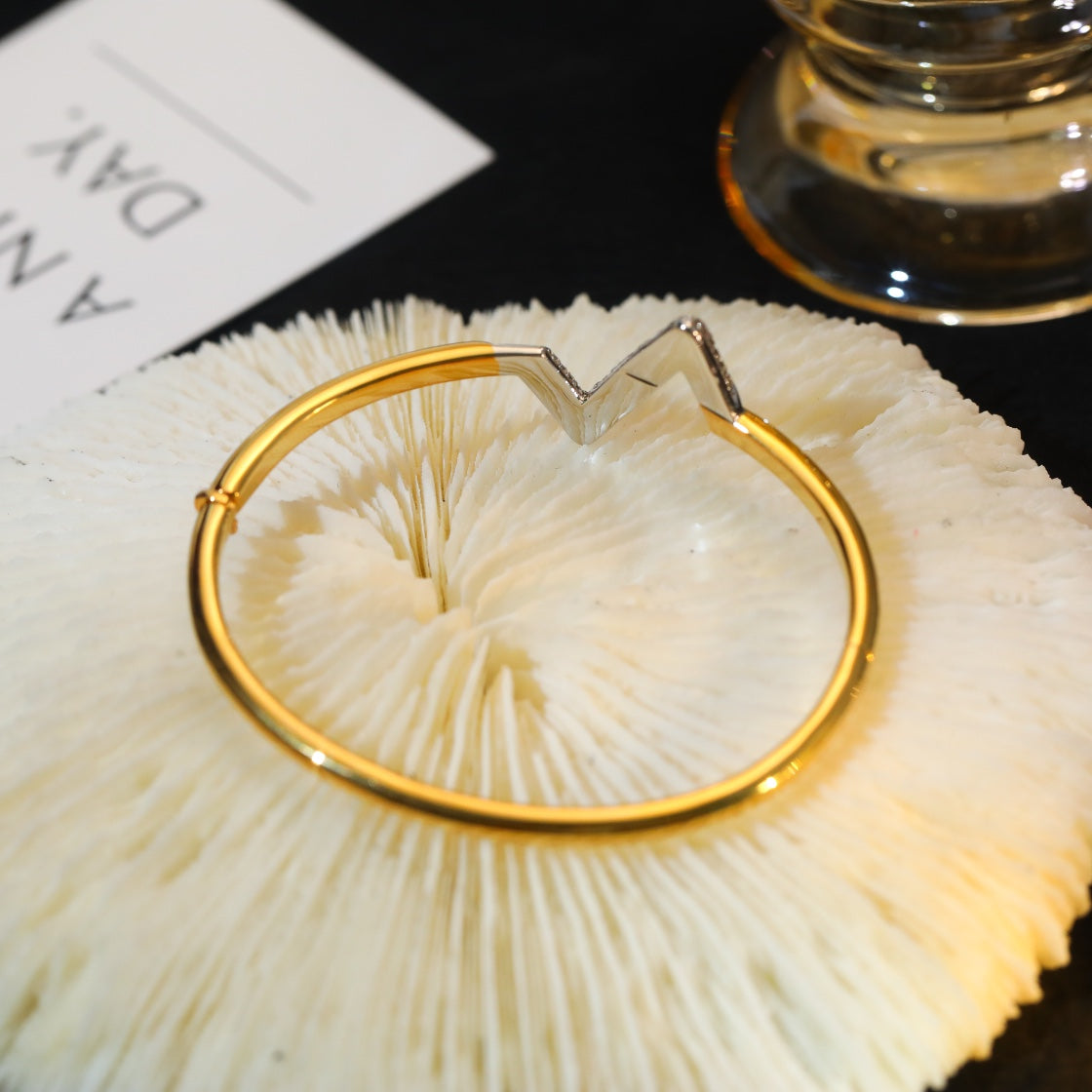 Jewelicorn VOLTE UPSITE DOWN GOLD DIAMOND ARMBAND