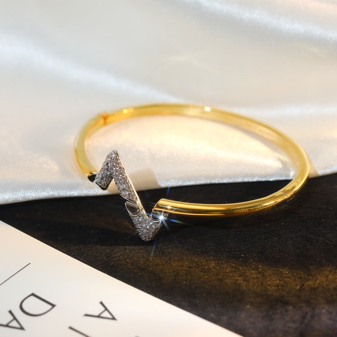 Jewelicorn VOLTE UPSITE DOWN GOLD DIAMOND ARMBAND