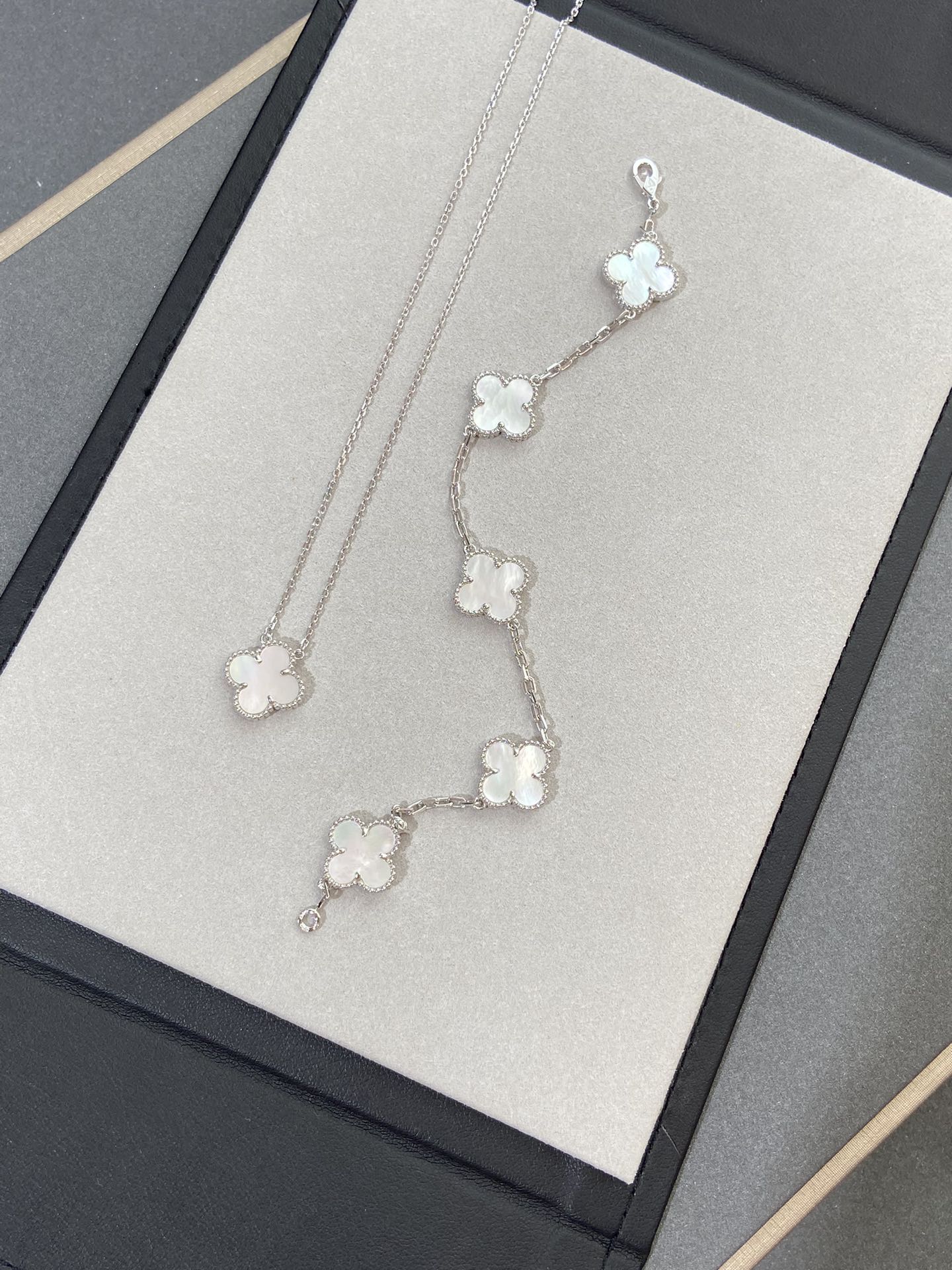 [⭐JeweliWhal]CLOVER WHITE PEARL MOP 5 MOTIF BRACELET COLLECTION