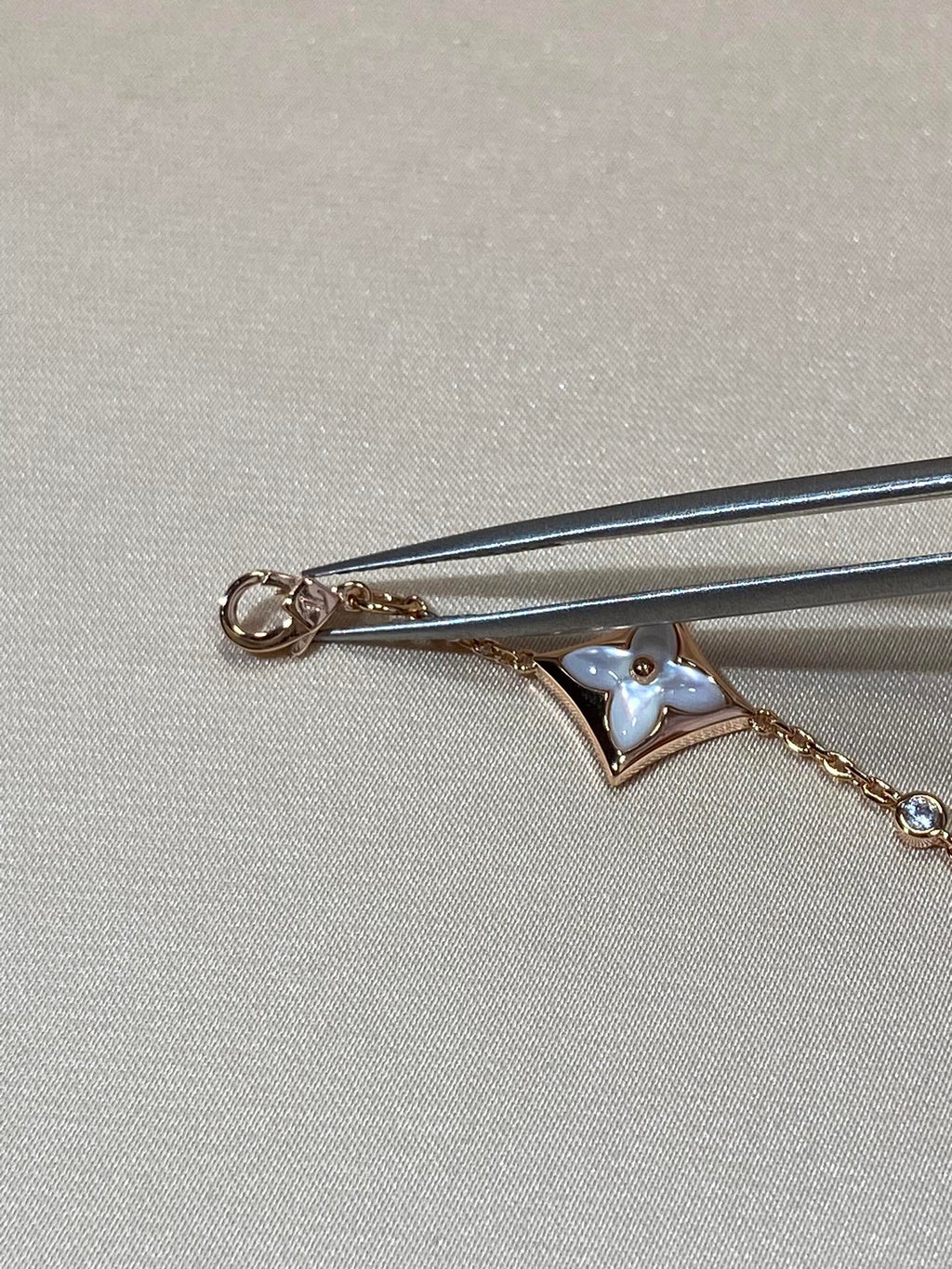 Jewelicorn Armband mit 4 Sternenmotiven, Perlmutt, Diamanten, rosa Gold