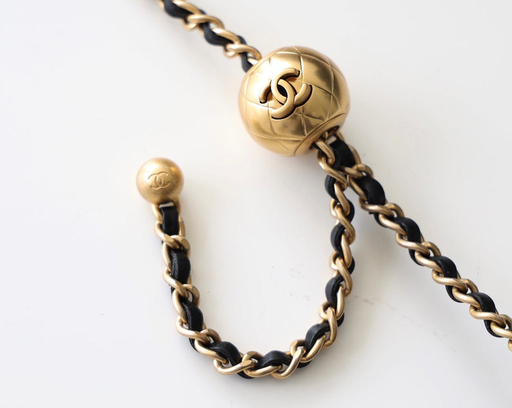 Klapptasche 20 cm, goldfarbene Beschläge, schwarzes Lammleder