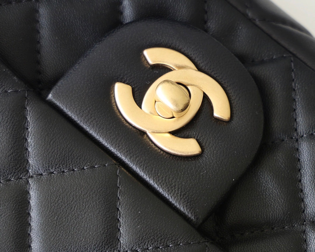 Klapptasche 20 cm, goldfarbene Beschläge, schwarzes Lammleder