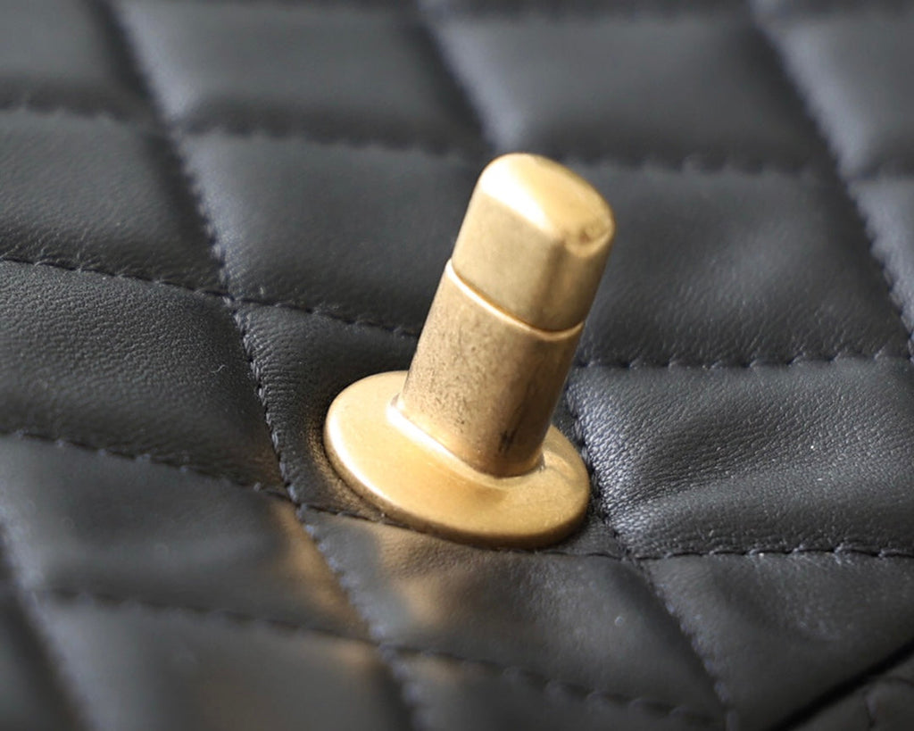 Klapptasche 20 cm, goldfarbene Beschläge, schwarzes Lammleder