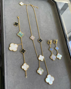 ®Jewelicorn®クローバー 3モチーフ モップ オニキス ダークモップ ピンクゴールド イヤリング