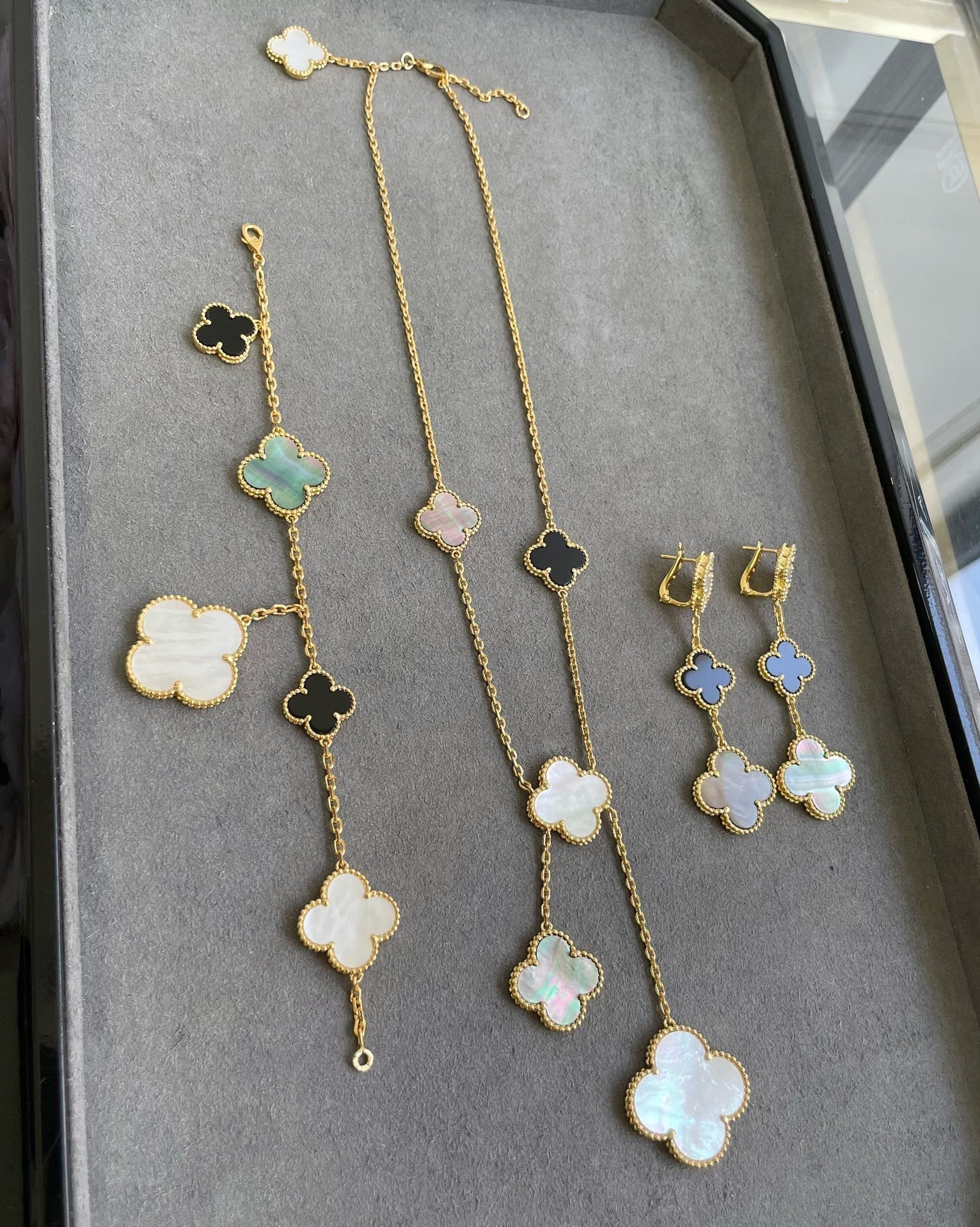 ®Jewelicorn®クローバー 3モチーフ モップ オニキス ダークモップ ピンクゴールド イヤリング