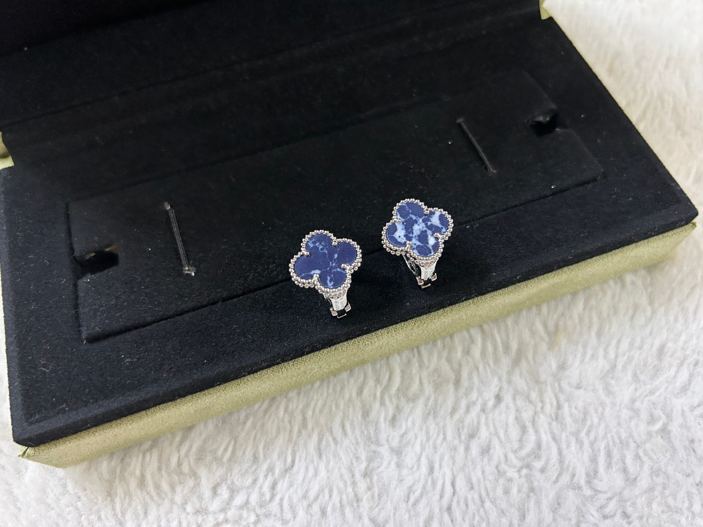¡®Jewelicorn¡¯CLOVER PIETERSITE MEDIUM STUD EARRINGS