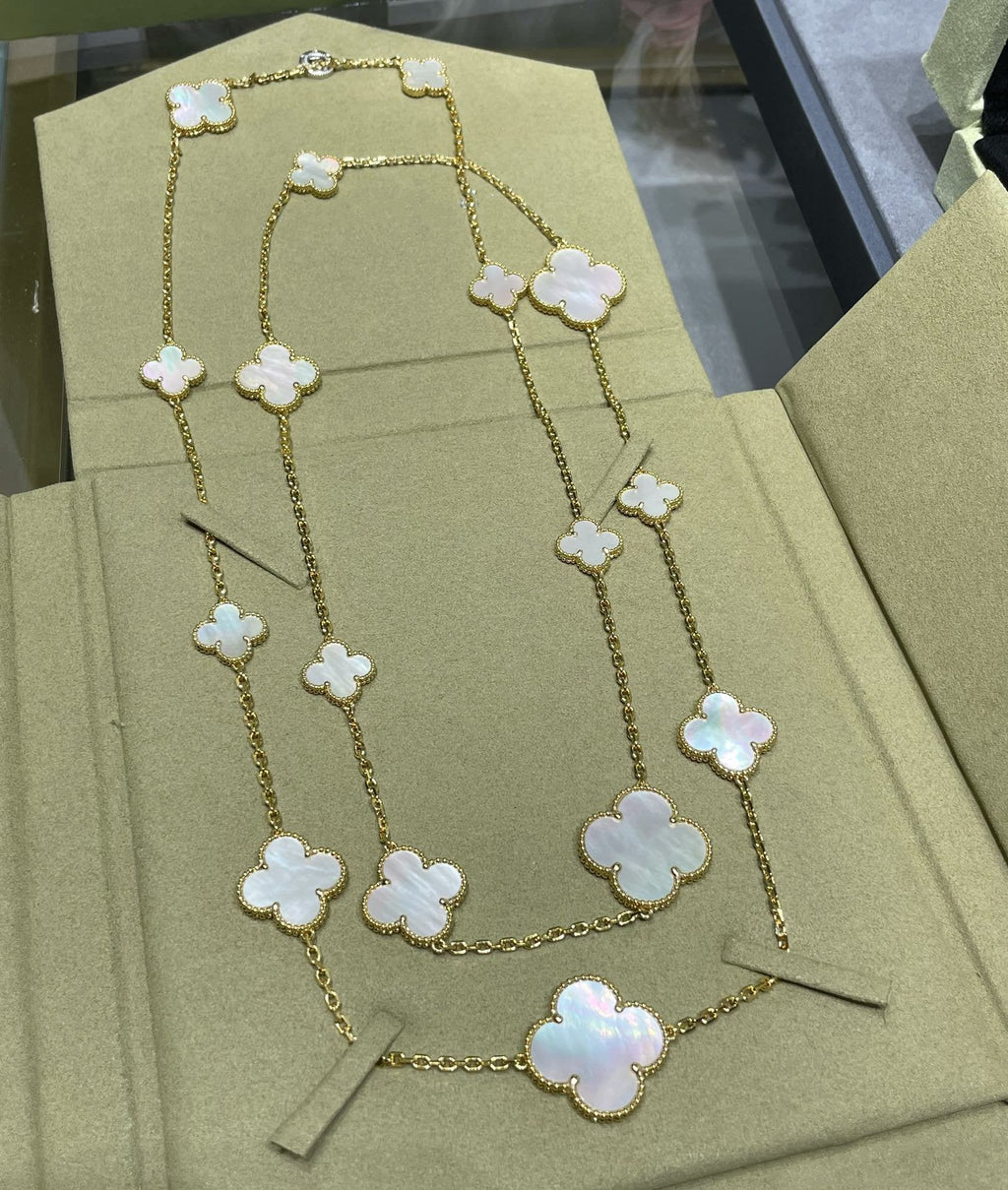 ¡®Jewelicorn¡¯CLOVER 16 MOTIF WHITE MOP GOLD NECKLACE