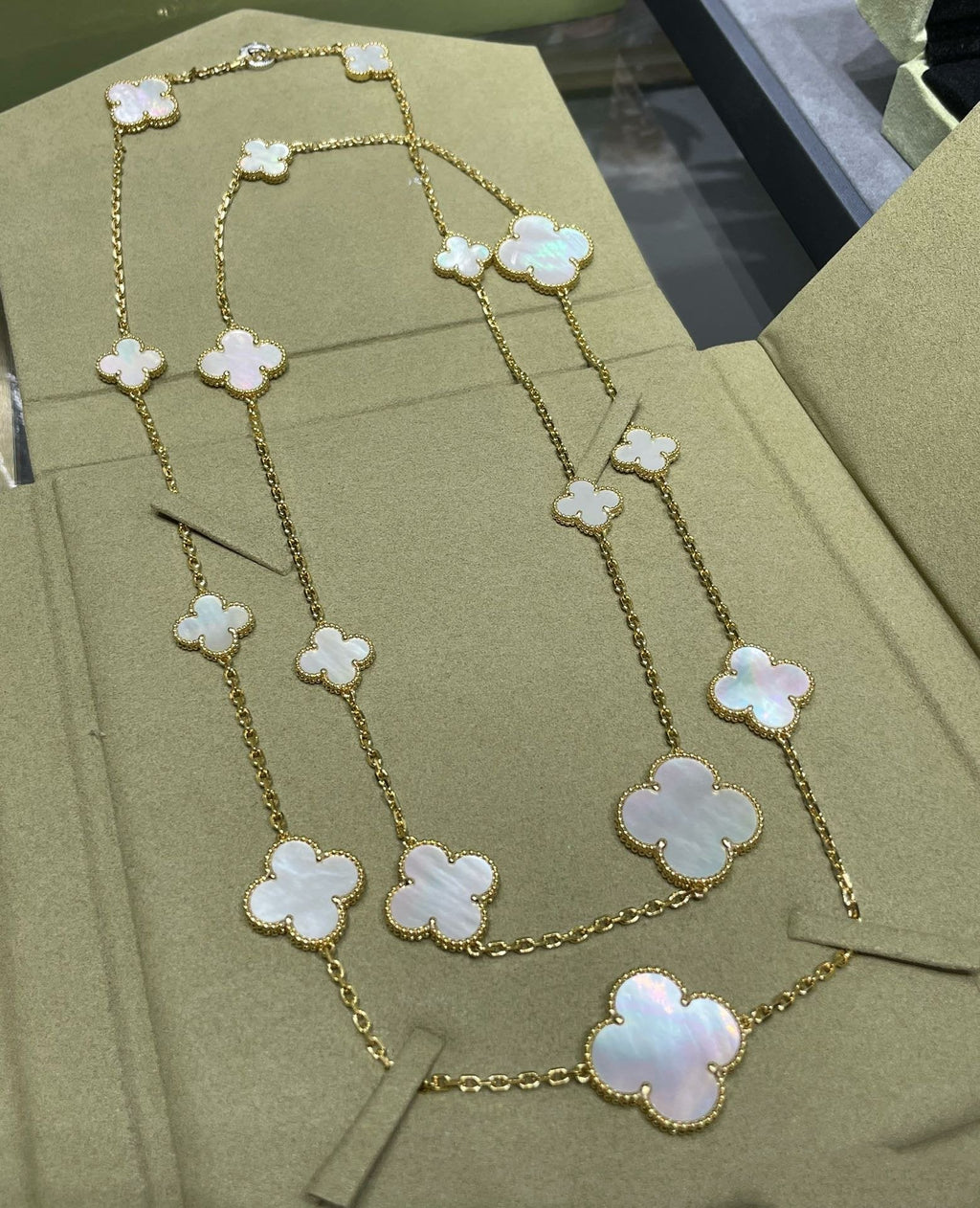 ¡®Jewelicorn¡¯CLOVER 16 MOTIF WHITE MOP GOLD NECKLACE
