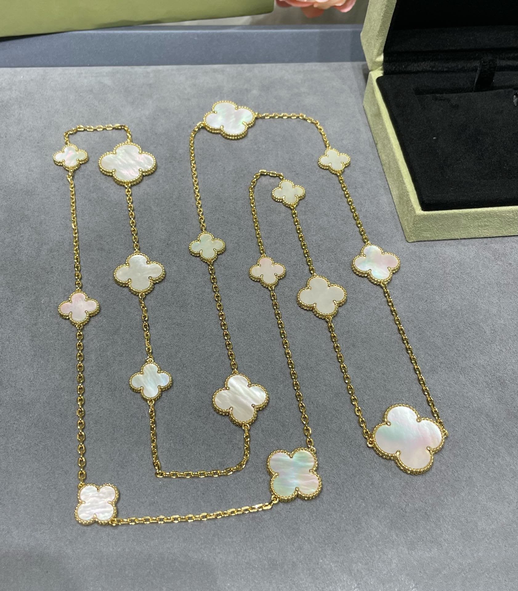 ¡®Jewelicorn¡¯CLOVER 16 MOTIF WHITE MOP GOLD NECKLACE