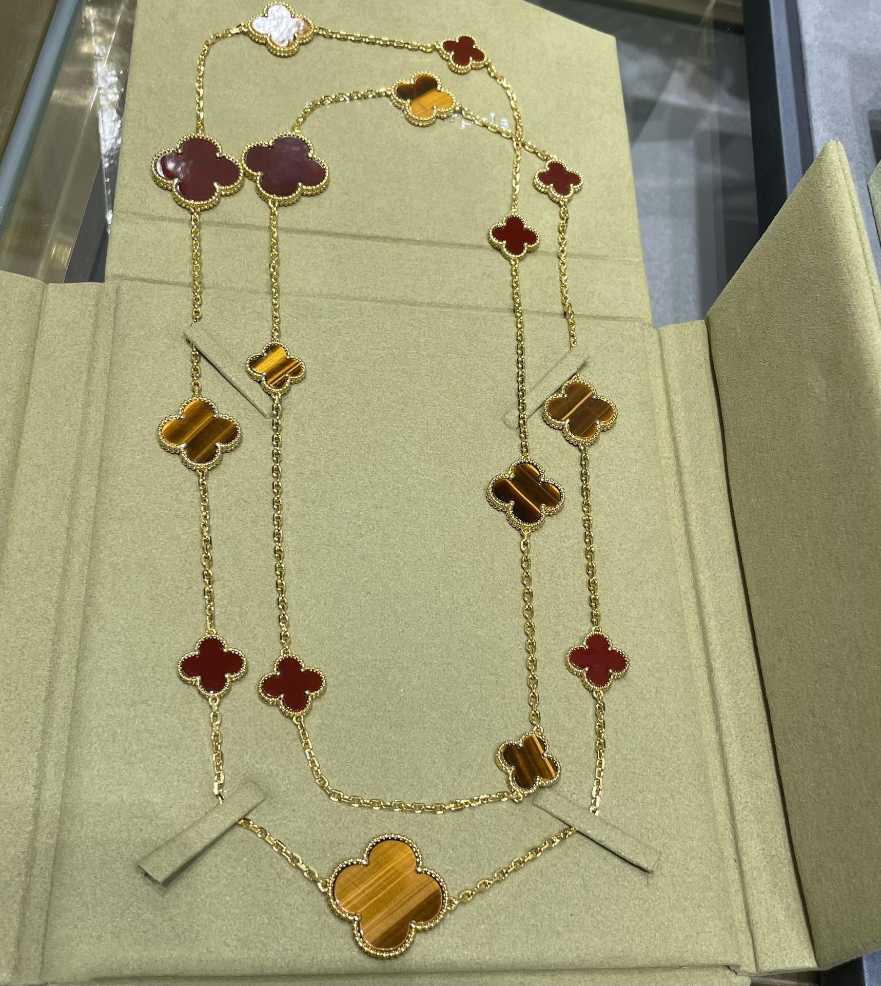 Jewelicorn Halskette mit Kleeblattmotiv, 16-teilig, aus Karneol und Tigerauge in Roségold