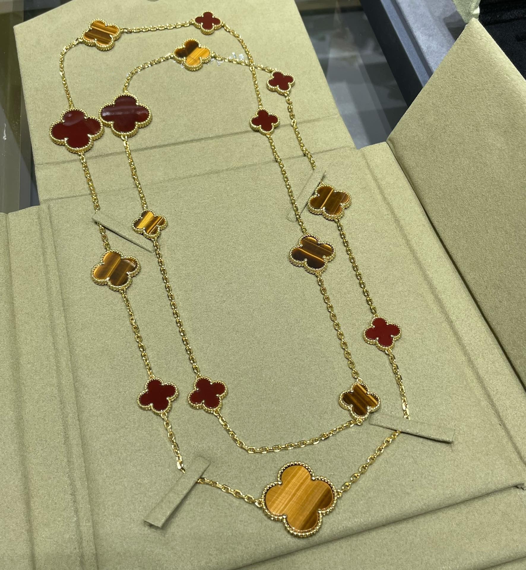 Jewelicorn Halskette mit Kleeblattmotiv, 16-teilig, aus Karneol und Tigerauge in Roségold