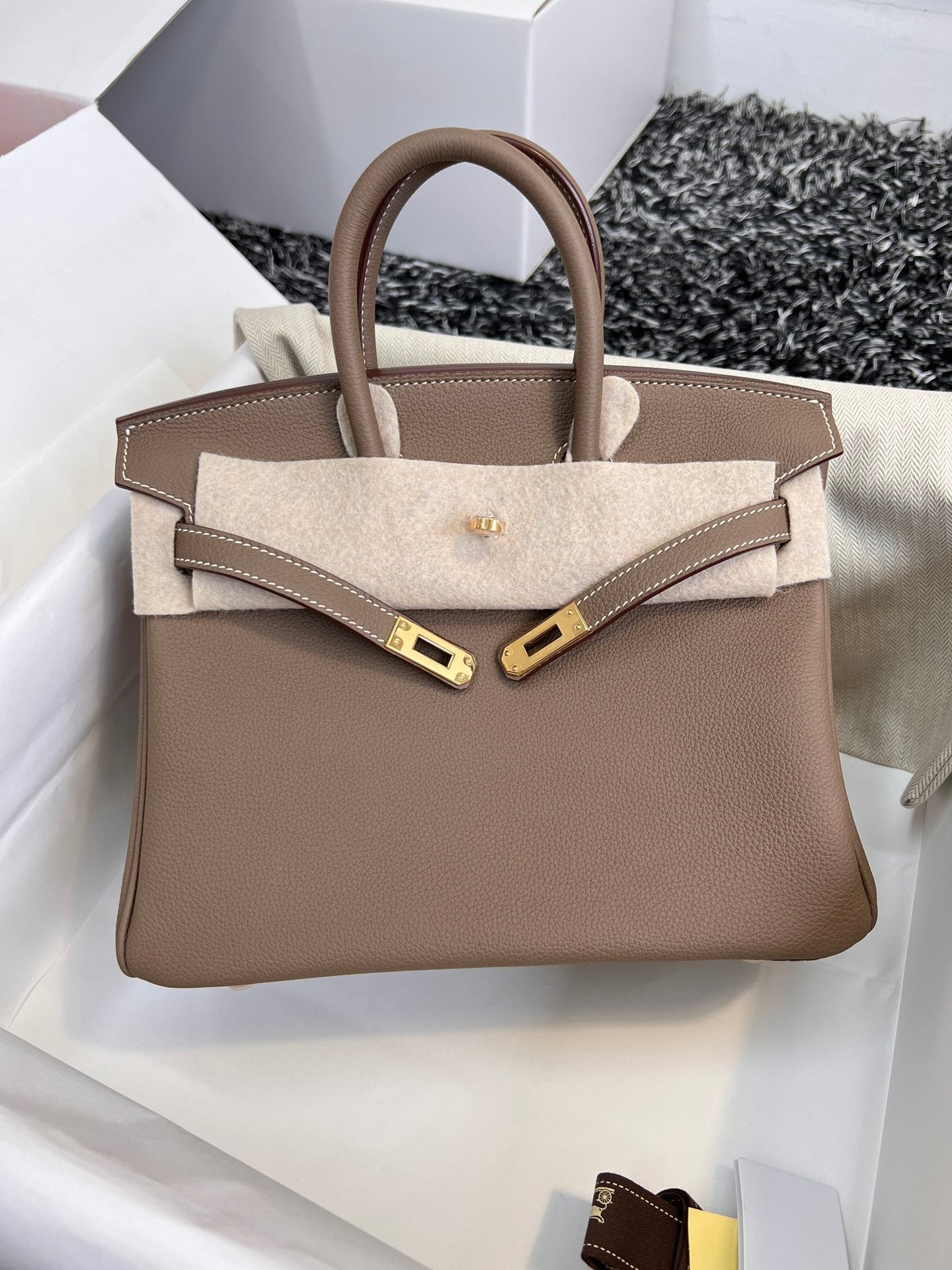 HM Birkin 25 cm, braunes Togo-Leder, goldene Beschläge