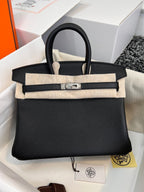 HM Birkin 25 cm, schwarzes Togo-Leder, silberne Beschläge