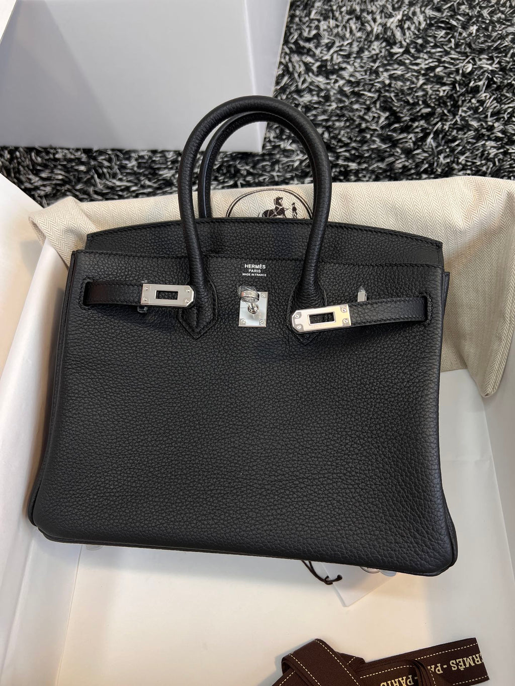 HM Birkin 25 cm, schwarzes Togo-Leder, silberne Beschläge