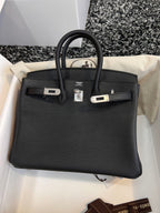 HM Birkin 25 cm, schwarzes Togo-Leder, silberne Beschläge
