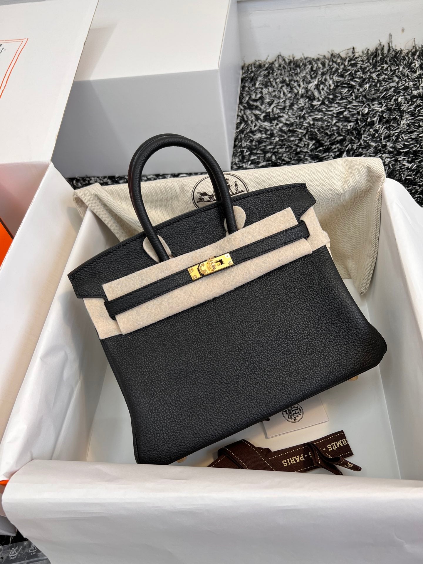 HM Birkin 25 cm, schwarzes Togo-Leder, goldene Beschläge