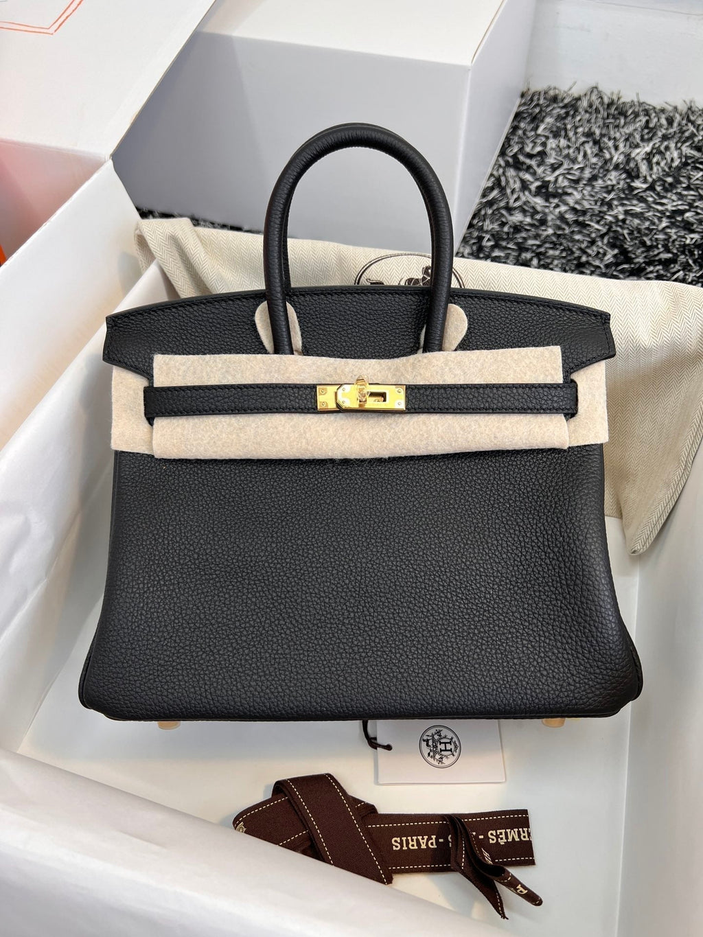 HM Birkin 25 cm, schwarzes Togo-Leder, goldene Beschläge