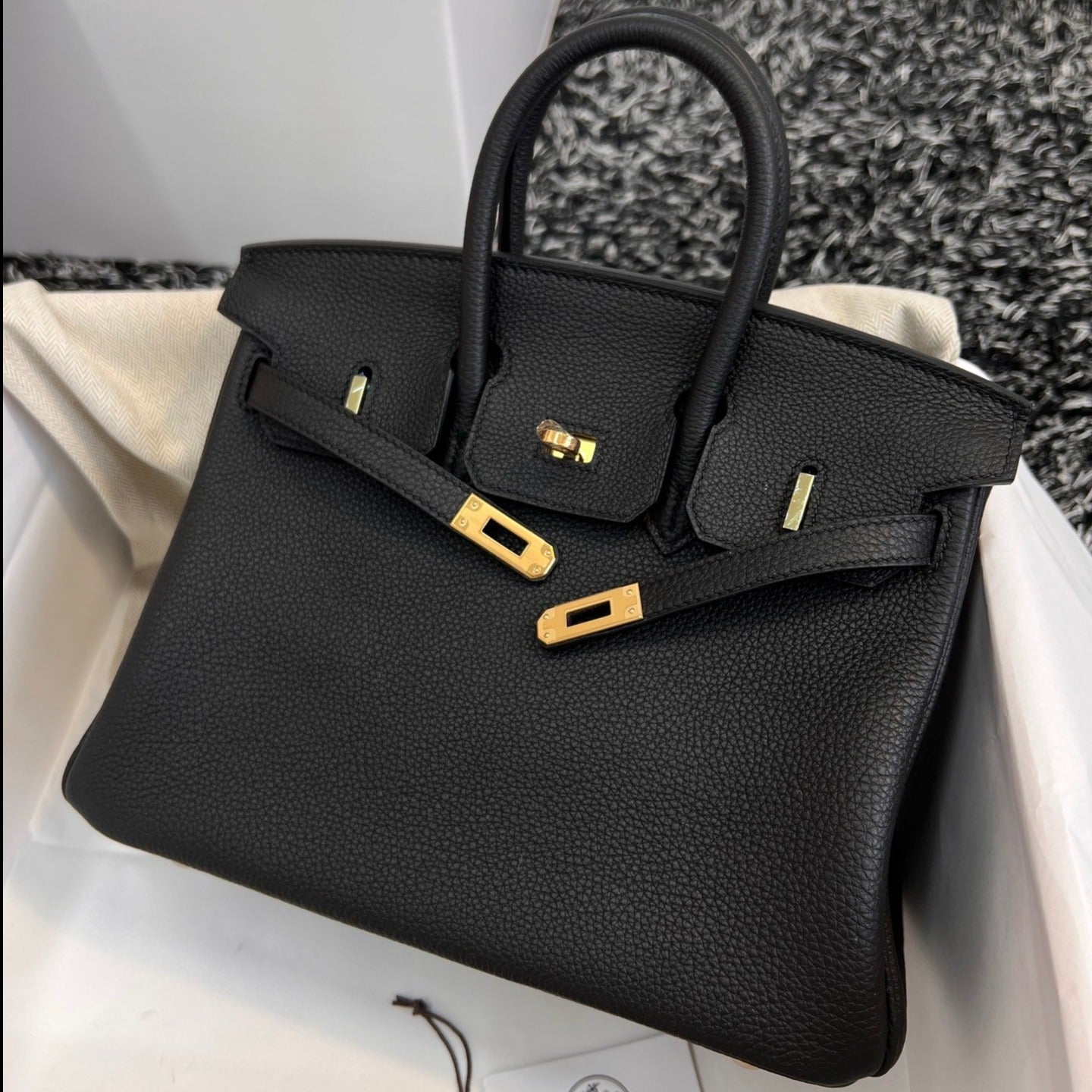 HM Birkin 25 cm, schwarzes Togo-Leder, goldene Beschläge