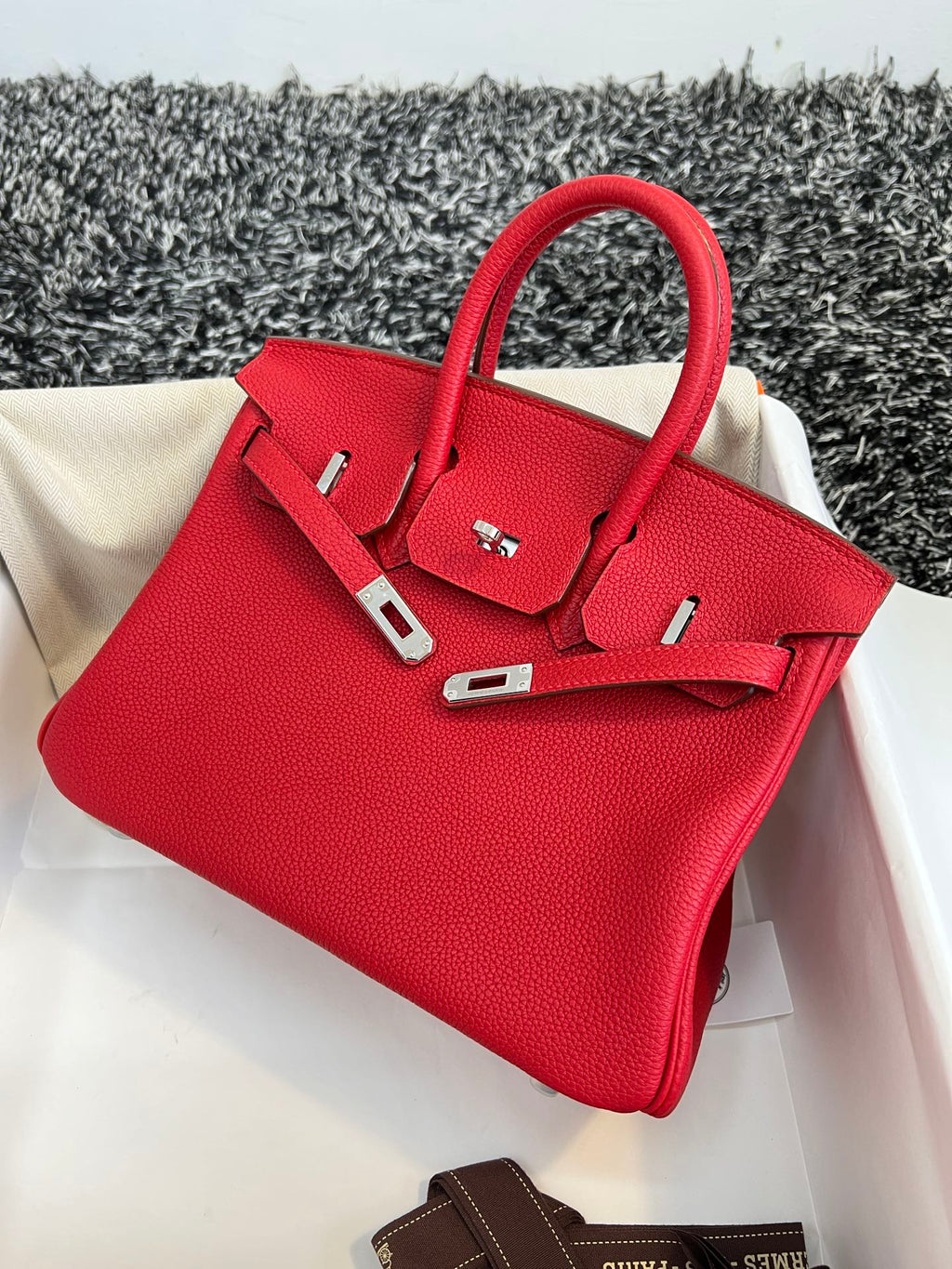 HM Birkin 25 cm, rotes Togo-Leder, silberne Beschläge