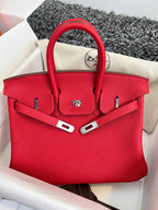 HM Birkin 25 cm, rotes Togo-Leder, silberne Beschläge