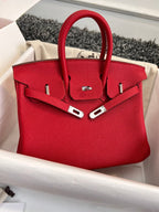 HM Birkin 25 cm, rotes Togo-Leder, silberne Beschläge