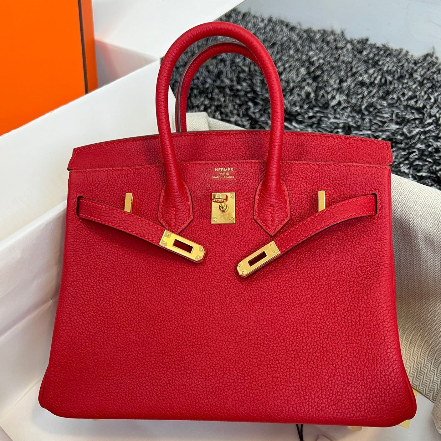 HM Birkin 25 cm, rotes Togo-Leder, goldene Beschläge