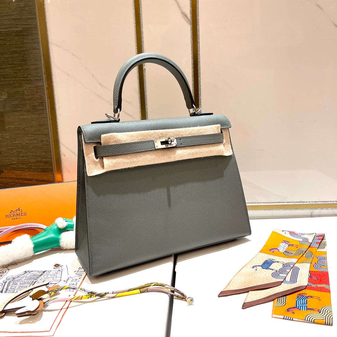 HM KELLY 25CM GRIS MOUETTE EPSOM LEDER SILBERNE BESCHLÄGE